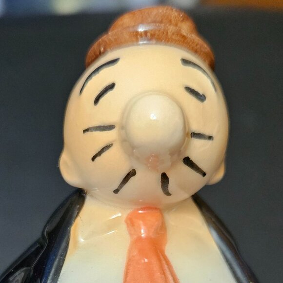 Vandor 1980 - Wimpy Sits Atop a Hamburger Revolving Musical Porcelain Figurine - Picture 6 of 13